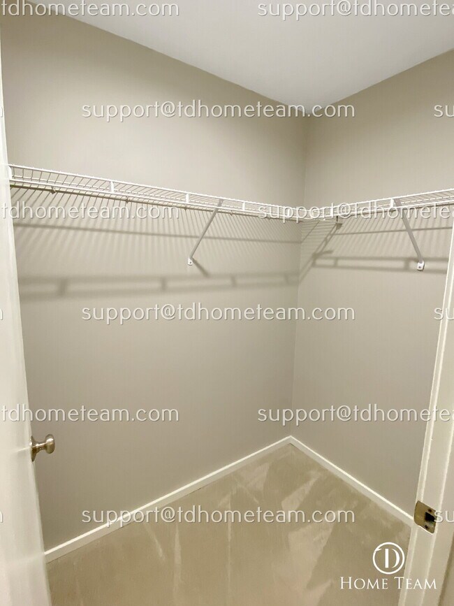 Building Photo - Luxurious 1-Bedroom Condo with Scenic View...