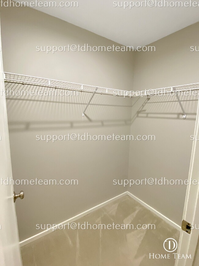 Building Photo - Luxurious 1-Bedroom Condo with Scenic Views and Modern Amenities in Bellevue, WA!