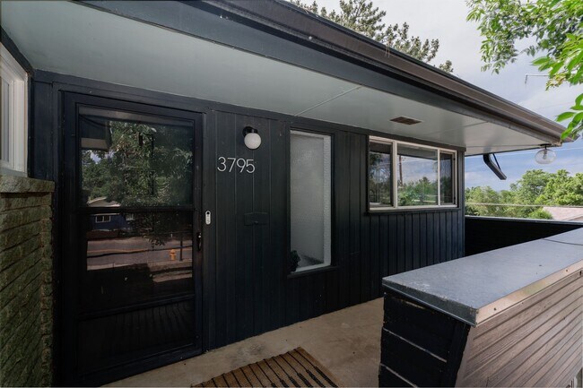 Building Photo - Chic 3BD, 3BA Mid-Century Home in Wheat Ri...