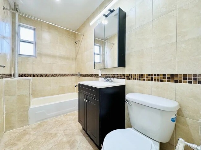 Building Photo - Private Bedroom in a 4 bedroom / 1 bathroo...