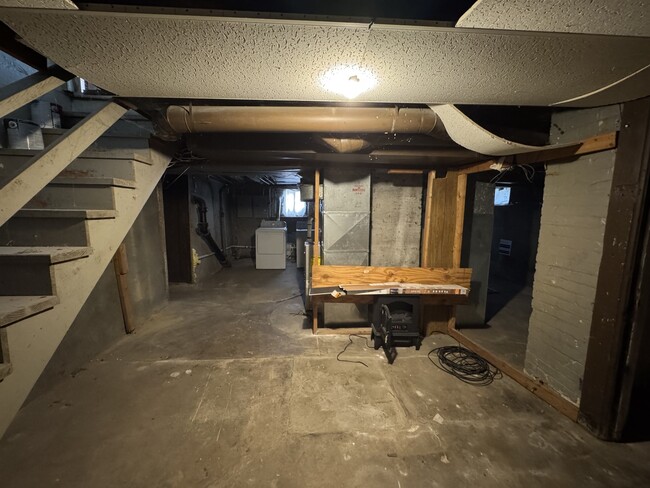 Building Photo - 402 Joliet St