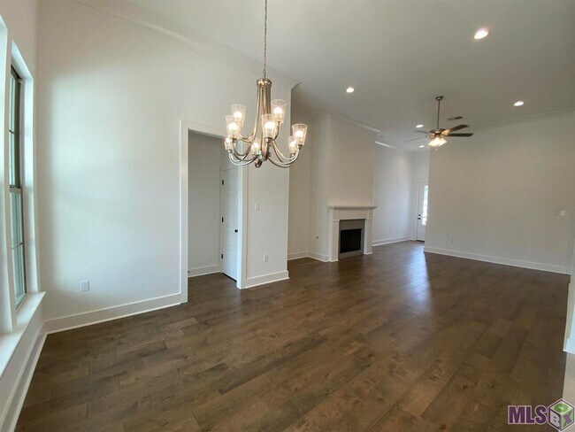 Building Photo - 4 Bedroom House in Denham Springs