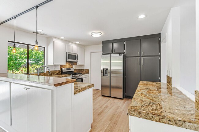 Building Photo - Beautiful 4-Bedroom 2-Bathroom Home