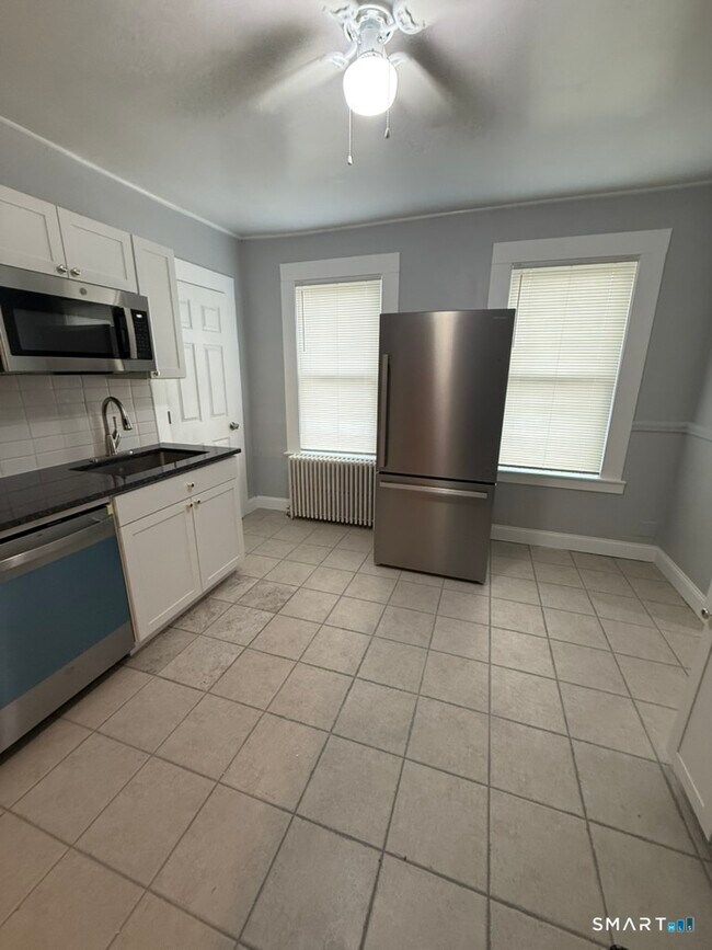Building Photo - 319 Delavan Ave