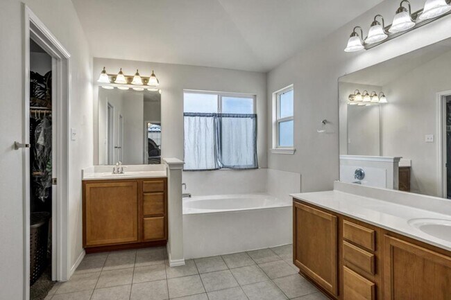 Building Photo - 6109 Suellen Ln