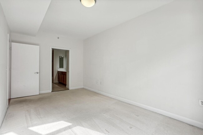 Building Photo - Luxurious 1 Bedroom/1 Bath- NW DC