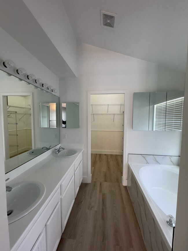 Building Photo - 8804 Southbay Dr