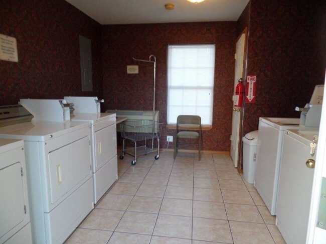 Building Photo - Crestwood Apartments / Extended Stay