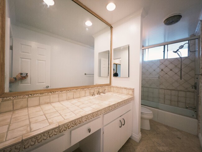 Building Photo - 1236 Wellesley Ave