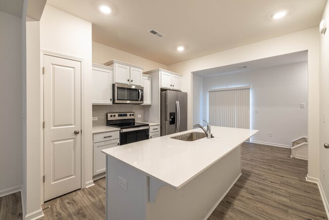 Building Photo - Lowell Townhome End Unit