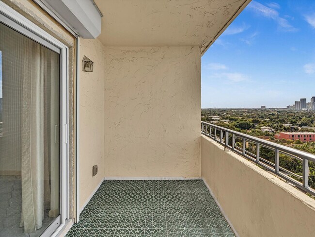 Building Photo - 900 NE 18th Ave