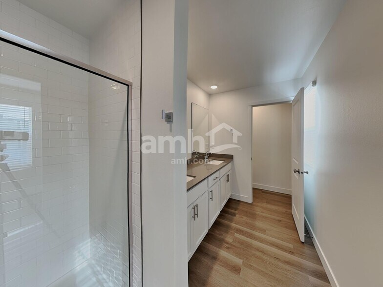Building Photo - 4855 85th Dr NE
