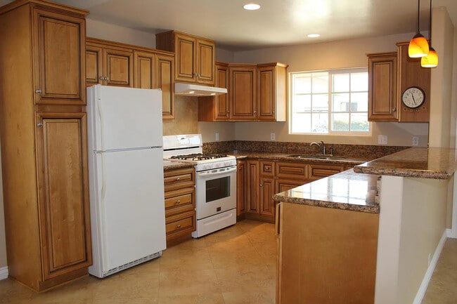 Building Photo - 2750 Dahlia Ave