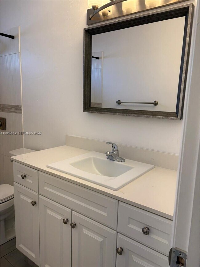 Building Photo - 1005 S 17th Ave