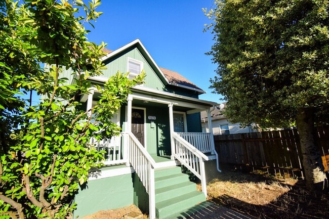 Building Photo - Beautiful 4 Bed 2 Bath Home in NE Portland!