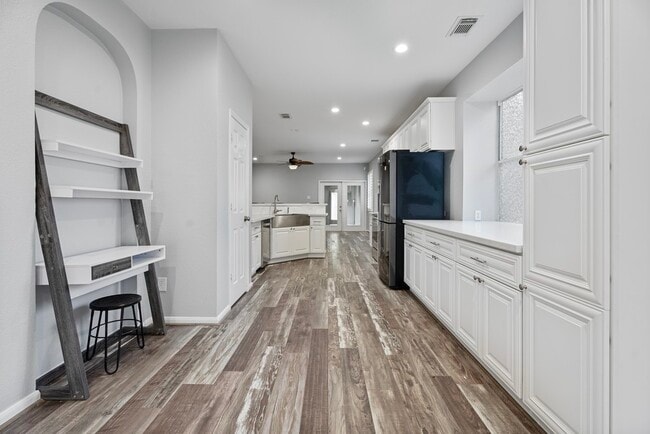 Building Photo - 421 Livingstone Ln