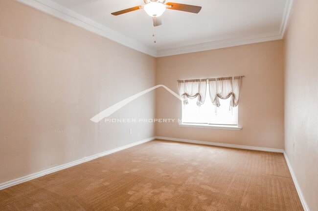 Building Photo - 1/2 Duplex with Central AC and Fenced Yard