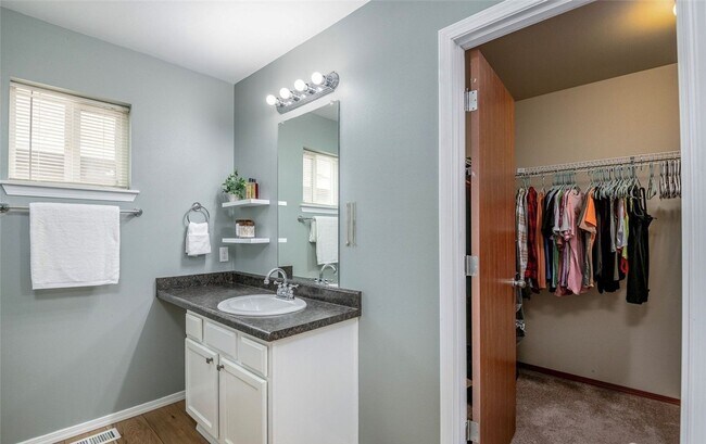 Building Photo - Large 3 bedroom pet friendly home at a gre...