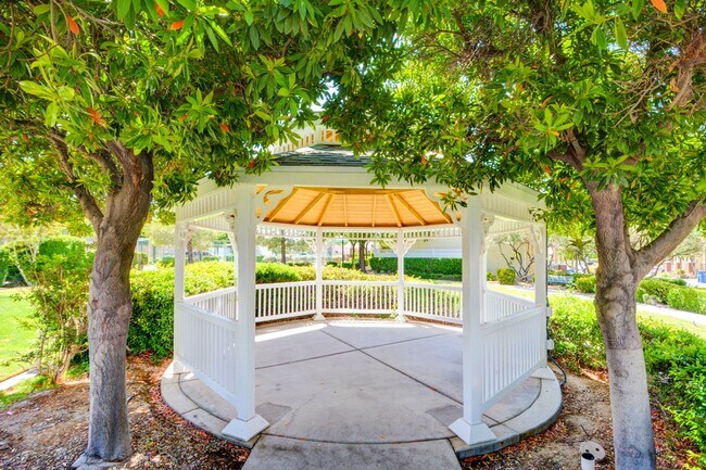 Building Photo - 2 Story 2 Bedroom Gated Community Amazing Location