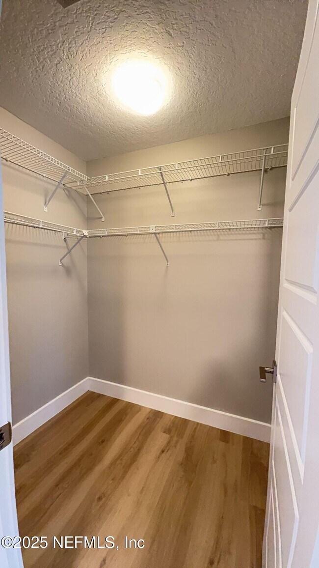 Building Photo - 48 Firethorn Ln