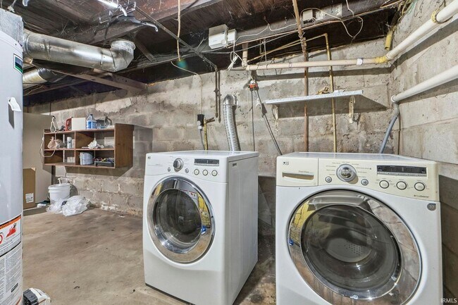 Building Photo - 3 bedroom available for immediate move i!