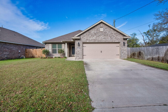 Building Photo - 702 Shady Ln Dr