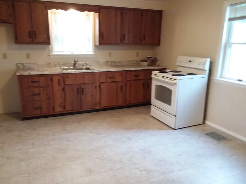 Building Photo - 150 T585