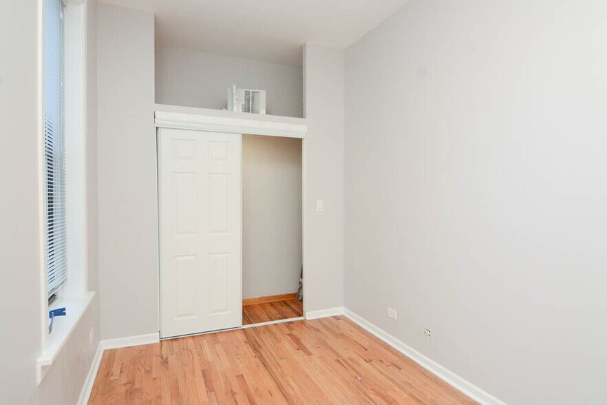 Building Photo - 2216 W Belmont Ave