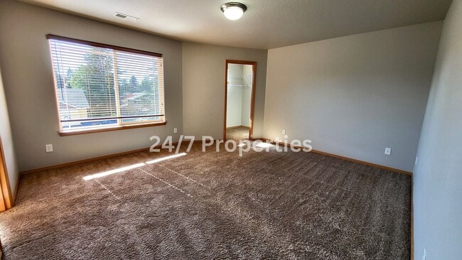 Building Photo - Charming 4B/3BA Craftsman in Gresham!