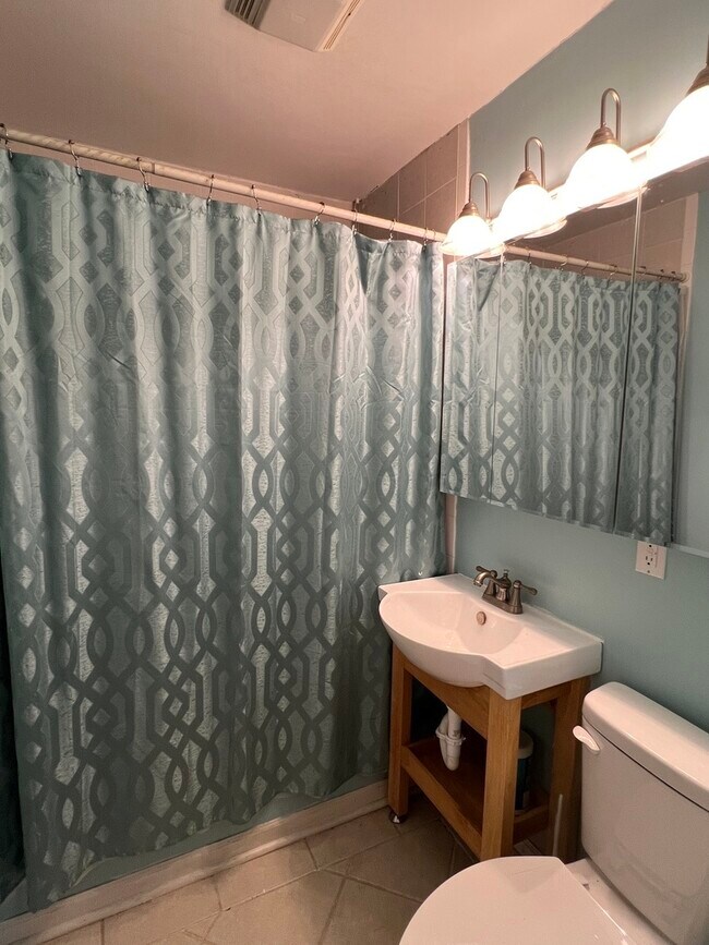 Building Photo - 1202 Reading St