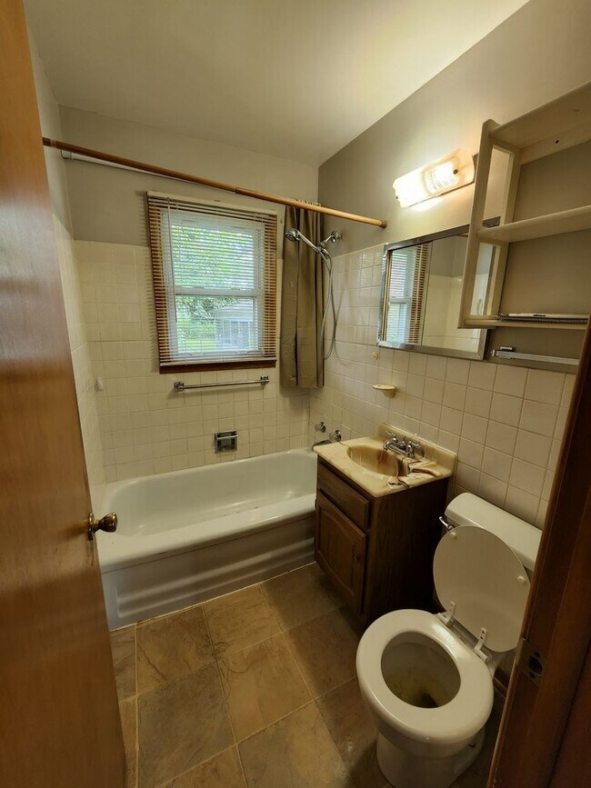 Building Photo - Great NE 3 bedroom 1.5 bath Near Center Po...
