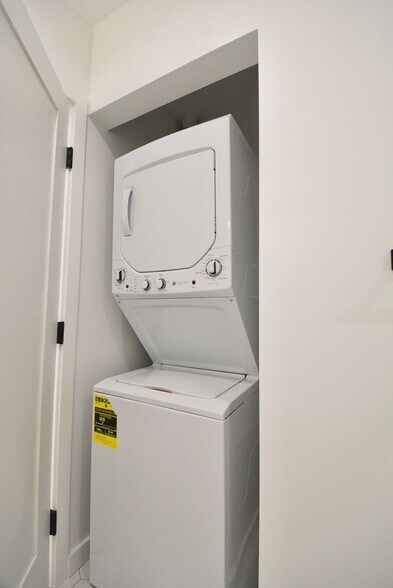 Building Photo - 10839 Moorpark St