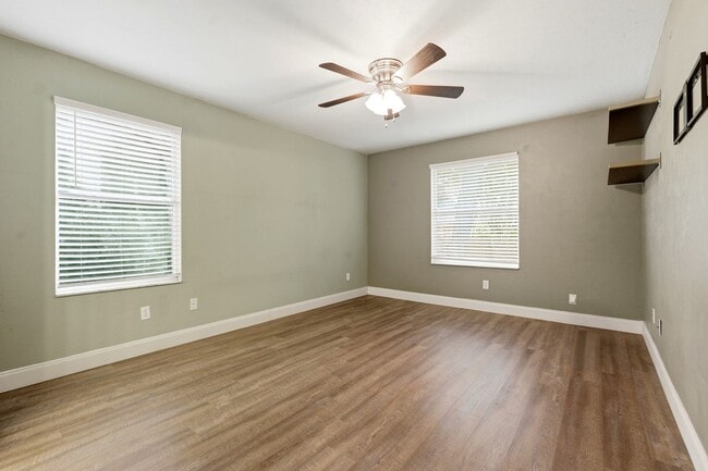 Building Photo - Wellington Place 3 Bedroom 2 Bath