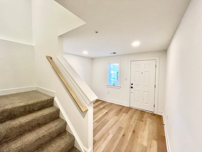 Building Photo - 401 Cranford Way