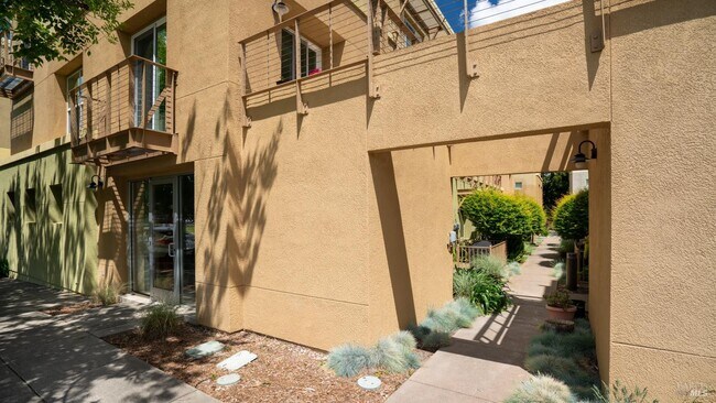 Building Photo - 336 City Center Dr