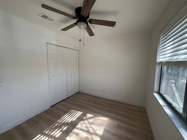 Building Photo - 2 bedroom 1 Bath newly renovated 1 mile fr...