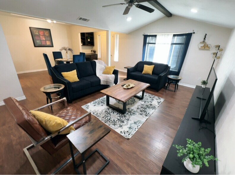 Primary Photo - 900 Shady Creek Ln