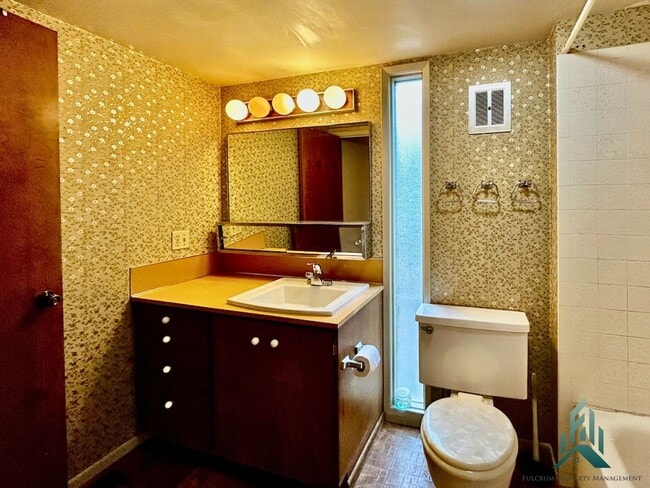 Building Photo - Mid-century Modern Single-family Home for Rent