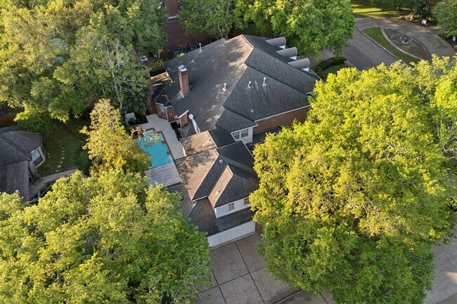 Building Photo - 1310 Kelliwood Oaks Dr