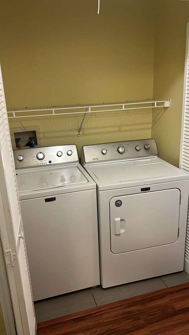 Building Photo - Spacious 3 bedroom condo, perfectly located near shopping & attractions!