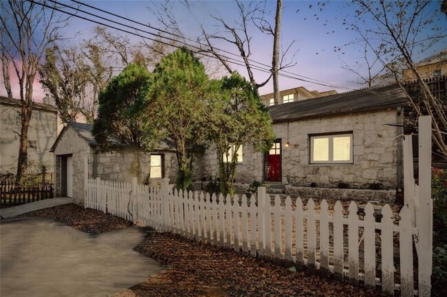 Building Photo - 653 Somerset Terrace NE