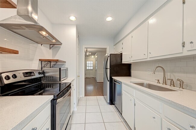 Building Photo - 8287 Kingsbrook Rd
