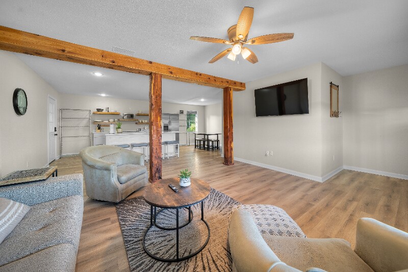 Building Photo - 1528 E Devine St