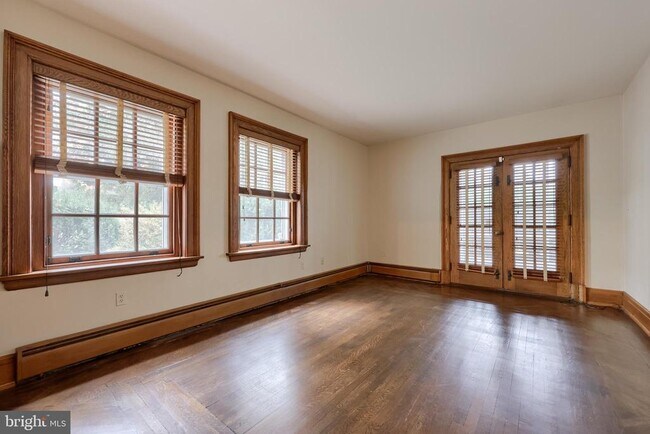 Building Photo - 226 E Caracas Ave