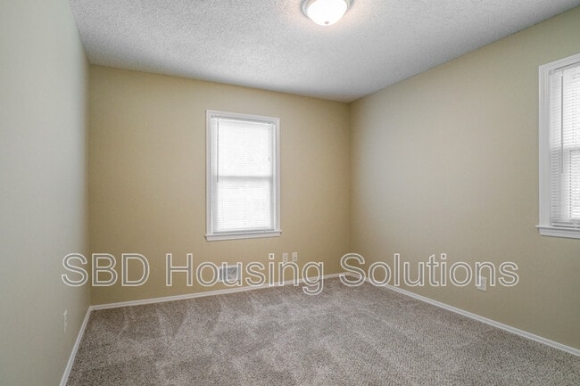 Building Photo - 107 SE Brentwood Dr