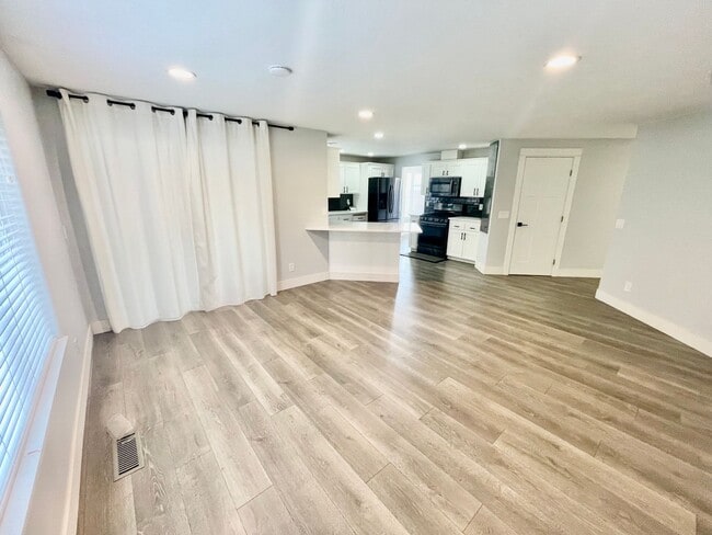 Building Photo - **$500 Move in Credit** 3 Bed/2 Bath Home.  Fresh and Modern Interior.  A/C, Garage, and Fenced Y...