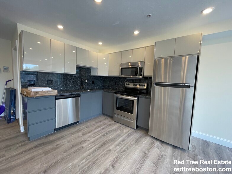 Building Photo - 1018 Commonwealth Ave