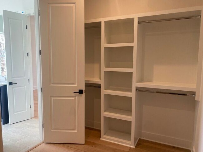 Building Photo - 4 Bed 3 Bath - 4 Min from Downtown - LAWN CARE INCLUDED