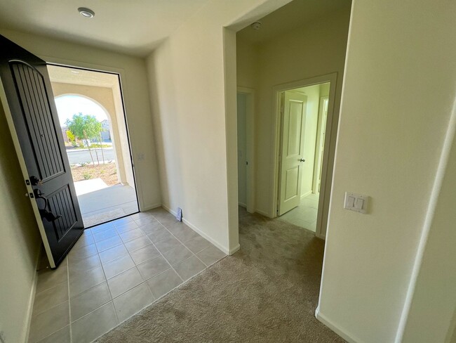 Building Photo - Single Story 4 bedroom 3 bathroom home loc...