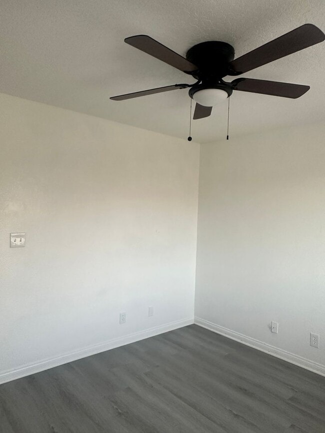 Building Photo - Charming 3 Bed, 2 Bath Home in Hesperia - Perfect for Your Family!